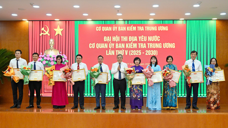 Các cá nhân xuất sắc nhận Bằng khen của Thủ trưởng Cơ quan Kiểm tra Trung ương. gen-h-bang-khen.jpg