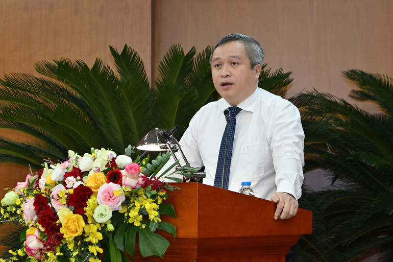 Đồng chí Trần Tiến Hưng, Ủy viên Trung ương Đảng, Phó Chủ nhiệm Ủy ban Kiểm tra Trung ương trình bày Báo cáo tóm tắt tổng kết phong trào thi đua, công tác khen thưởng giai đoạn 2020-2025. gen-h-dc-tt-hung.jpg