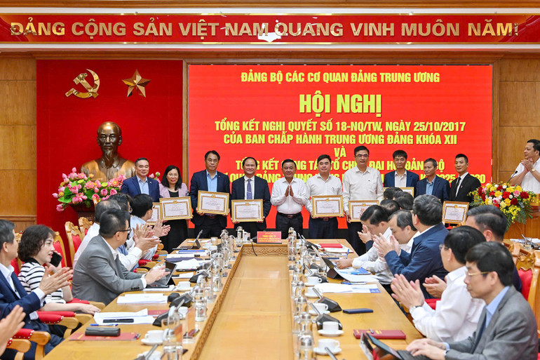 Thường trực Ban Bí thư Trần Cẩm Tú trao Bằng khen tặng các tập thể có thành tích xuất sắc trong thực hiện Nghị quyết số 18-NQ/TW. gen-h-trao-thuong-5.jpg
