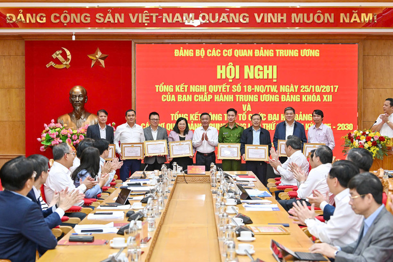 Thường trực Ban Bí thư Trần Cẩm Tú trao Bằng khen tặng các tập thể có thành tích xuất sắc trong tham mưu tổ chức Đại hội Đảng bộ các cơ quan Đảng Trung ương lần thứ I. gen-h-trao-thuong-2.jpg