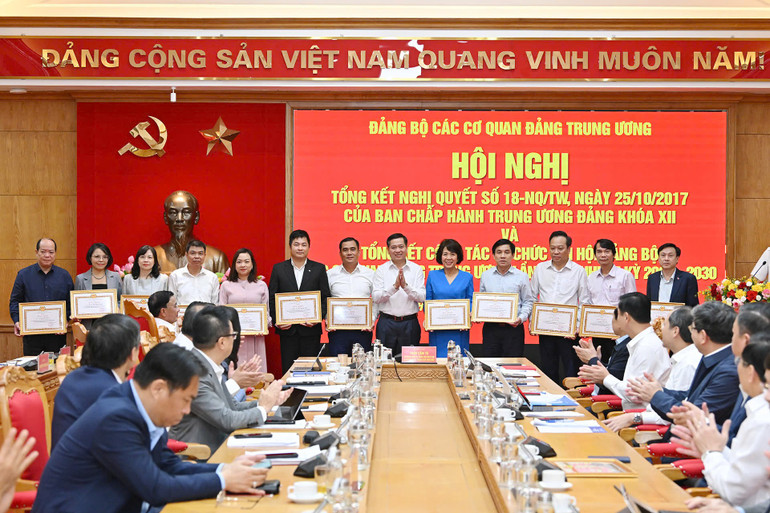 Phó Bí thư Thường trực Đảng ủy các cơ quan Đảng Trung ương Nguyễn Long Hải trao Bằng khen tặng các cá nhân có thành tích xuất sắc trong tham mưu tổ chức Đại hội Đảng bộ các cơ quan Đảng Trung ương lần thứ I. gen-h-trao-thuong-dh.jpg