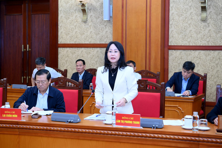 Đồng chí Lâm Thị Phương Thanh, Ủy viên Trung ương Đảng, Phó Chánh Văn phòng Thường trực Văn phòng Trung ương Đảng báo cáo tại cuộc họp. (Ảnh: ĐĂNG KHOA) dc-ltpt.jpg