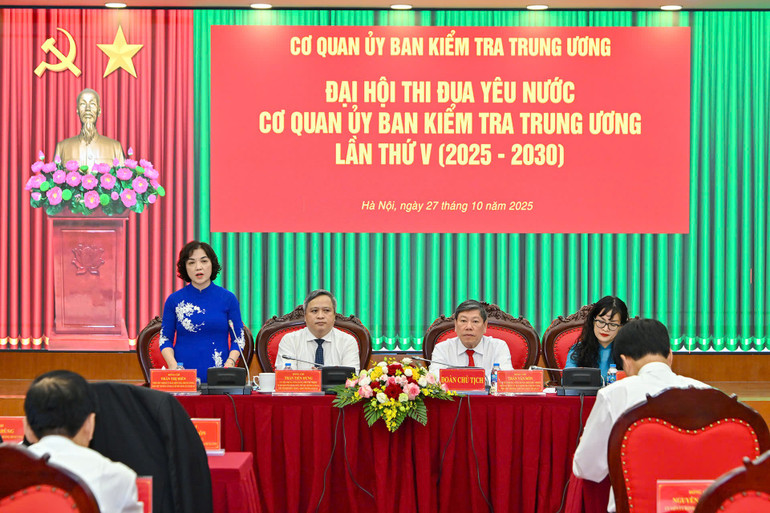 Đoàn Chủ tịch điều hành Đại hội. (Ảnh: THỦY NGUYÊN) gen-h-doan-chu-tich.jpg