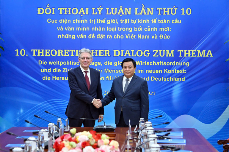 Đồng chí Nguyễn Xuân Thắng và Trưởng Đoàn đại biểu Đảng Dân chủ Xã hội Đức Achim Post tại đối thoại. (Ảnh: THỦY NGUYÊN) gen-h-2-dc-chu-tri.jpg