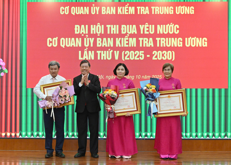 Phó Chủ nhiệm Thường trực Ủy ban Kiểm tra Trung ương Trần Văn Rón trao Huân chương Lao động hạng Ba tặng các cá nhân có thành tích xuất sắc. gen-h-hang-ba.jpg