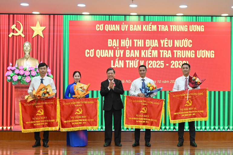 Các tập thể tiêu biểu nhận Cờ thi đua của Ủy ban Kiểm tra Trung ương. gen-h-nhan-co.jpg