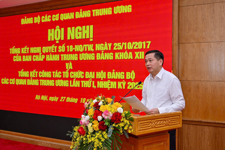 Đồng chí Nguyễn Long Hải, Ủy viên Dự khuyết Trung ương Đảng, Phó Bí thư Thường trực Đảng ủy các cơ quan Đảng Trung ương trình bày báo cáo tại hội nghị. gen-h-dc-nlh.jpg