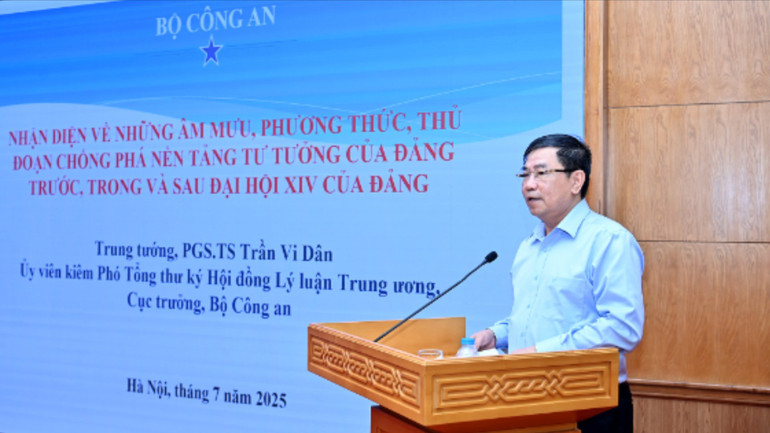 Trung tướng, PGS, TS Trần Vi Dân truyền đạt nội dung chuyên đề. (Ảnh: Đăng Khoa)