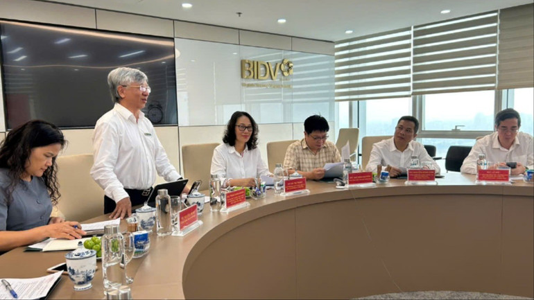 Phó Bí thư Thường trực Đảng ủy BIDV Trần Xuân Hoàng đề nghị có tiêu chí riêng đối với các tác phẩm của người viết không chuyên. dc-bidv-111.jpg