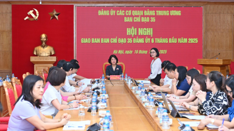 Phó trưởng Ban Tuyên giáo và Dân vận Đảng ủy Phạm Thị Vui báo cáo tình hình 6 tháng đầu năm 2025. (Ảnh: Đăng Khoa)