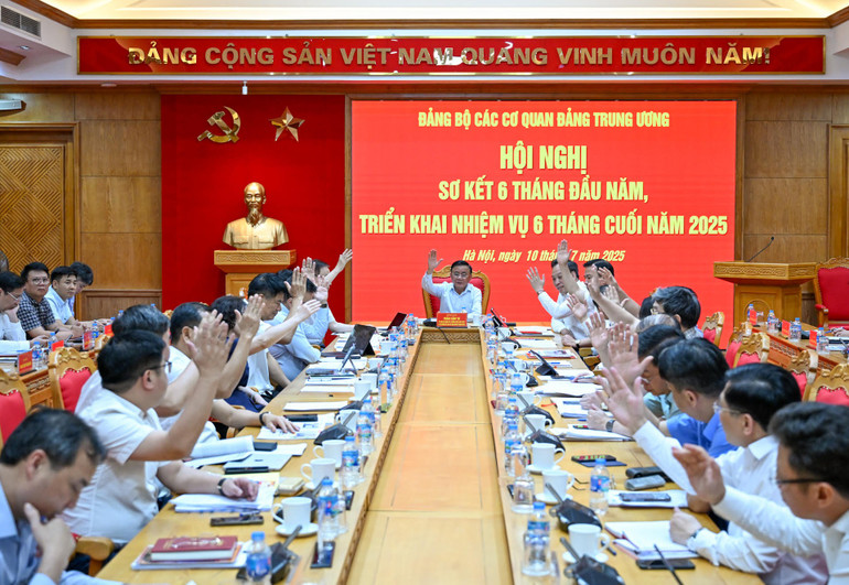 Các đại biểu thống nhất thông qua Nghị quyết Hội nghị. (Ảnh: DUY LINH) bieu-quyet.jpg
