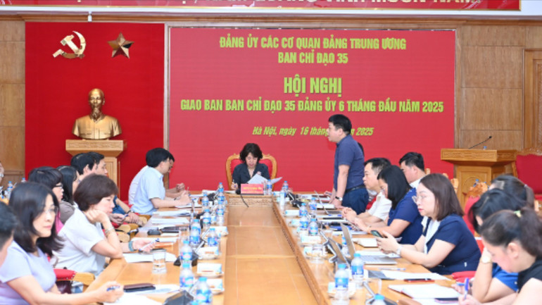 Phó Tổng Biên tập Báo Nhân Dân Quế Đình Nguyên đề nghị tiếp tục phối hợp chặt chẽ hơn trong nắm bắt tình hình tư tưởng, định hướng dư luận. (Ảnh: Đăng Khoa)