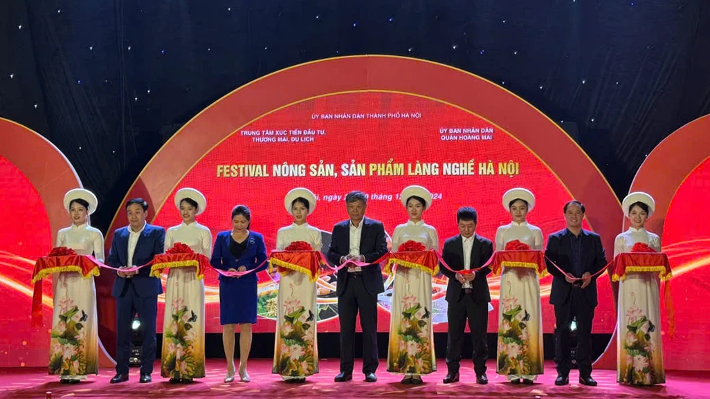 Các đại biểu thực hiện nghi thức khai mạc sự kiện.