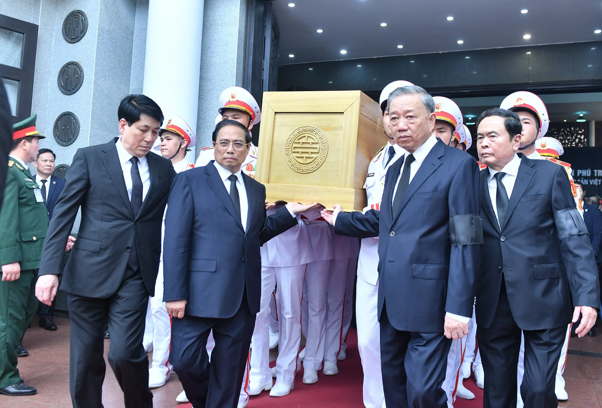 Các đồng chí lãnh đạo Đảng, Nhà nước chuyển linh cữu Tổng Bí thư Nguyễn Phú Trọng.