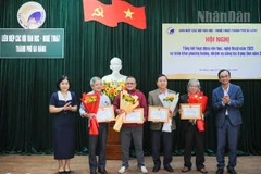 Lãnh đạo Liên hiệp các Hội Văn học-Nghệ thuật thành phố Đà Nẵng trao tặng Giấy khen cho các tập thể, cá nhân.