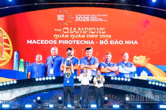 Bí thư Thành ủy Đà Nẵng trao Giải Quán quân cho đội Bồ Đào Nha và Giải Á quân cho đội Trung Quốc.