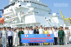 Các đại biểu chụp hình lưu niệm.