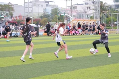 Các đội bóng nữ tranh tài.