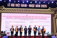 Chủ tịch Ủy ban nhân dân thành phố Đà Nẵng Lương Nguyễn Minh Triết và Đại sứ Ito Naoki trao kỷ niệm chương cho các cá nhân, tổ chức.