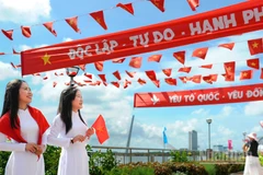 Người dân Đà Nẵng nô nức ra đường ăn mừng Tết Độc lập.