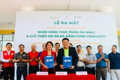 Đại diện Hội Chữ thập đỏ thành phố Đà Nẵng và Food Bank ký kết chương trình hợp tác.