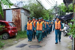 Lực lượng dân quân tự vệ Ban Chỉ huy Quân sự phường Thanh Khê (thành phố Đà Nẵng) ra quân giúp người dân khu vực Khe Cạn phòng, chống bão số 12.
