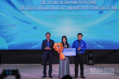 Đại diện nhóm tác giả Chi đoàn 22SLS, Trường Đại học Sư phạm-Đại học Đà Nẵng, nhận giải Nhất cuộc thi.