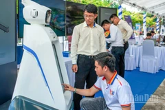 Sinh viên tìm hiểu sản phẩm khoa học, công nghệ của doanh nghiệp tại Ngày hội khởi nghiệp đổi mới sáng tạo thành phố Đà Nẵng.