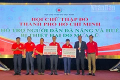 Hội Chữ thập đỏ Thành phố Hồ Chí Minh trao hỗ trợ người dân Đà Nẵng và Huế bị thiệt hại do mưa lũ.