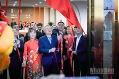 Các đồng chí lãnh đạo cùng các vị đại biểu thực hiện nghi thức khai trương Cơ quan điều hành Trung tâm tài chính quốc tế Việt Nam tại thành phố Đà Nẵng.