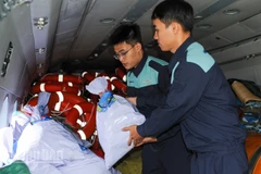 Cán bộ, chiến sĩ Sư đoàn Không quân 372 hiệp đồng chặt chẽ nhanh chóng vận chuyển hàng hóa cứu trợ lên trực thăng.