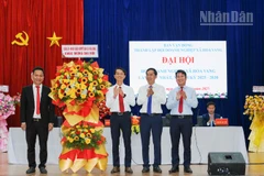 Đại diện lãnh đạo xã Hòa Vang tặng hoa chúc mừng Đại hội.