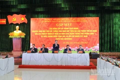 Bí thư Thành ủy Nguyễn Văn Quảng cùng các đồng chí lãnh đạo thành phố chủ trì hội nghị.