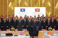 Các đại biểu tại hội thảo chụp hình lưu niệm.