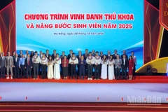 Các đại biểu chụp hình lưu niệm với 9 thủ khoa của các cơ sở đào tạo thành viên của Đại học Đà Nẵng.
