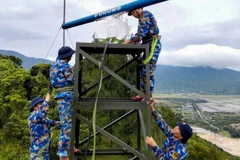 Cán bộ, chiến sĩ Trạm ra-đa 535 (tỉnh Quảng Trị) gia cố các trang bị.
