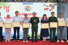 Bộ Tư lệnh Quân khu 5 trao tặng Bằng khen cho các cá nhân, tập thể đã có thành tích xuất sắc trong công tác phối hợp tuyên truyền.