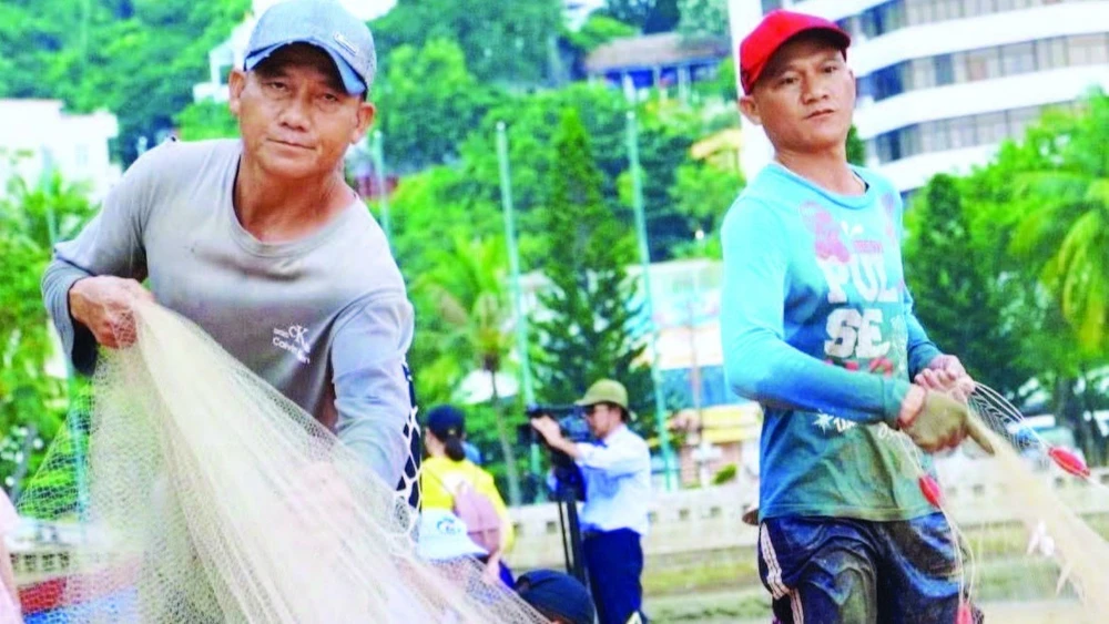 Ngư dân phường Vũng Tàu thu hoạch hải sản sau chuyến đánh bắt.