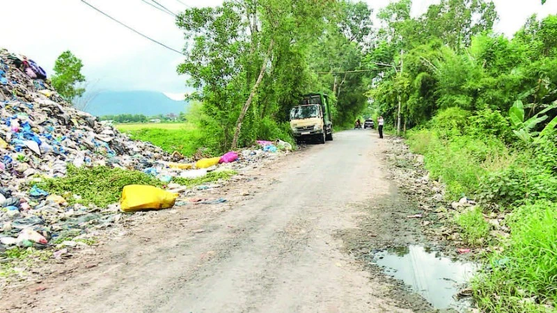 Bãi rác An Tức, xã Ô Lâm gần lộ giao thông.