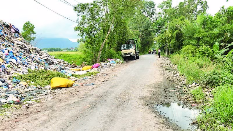 Bãi rác An Tức, xã Ô Lâm gần lộ giao thông.
