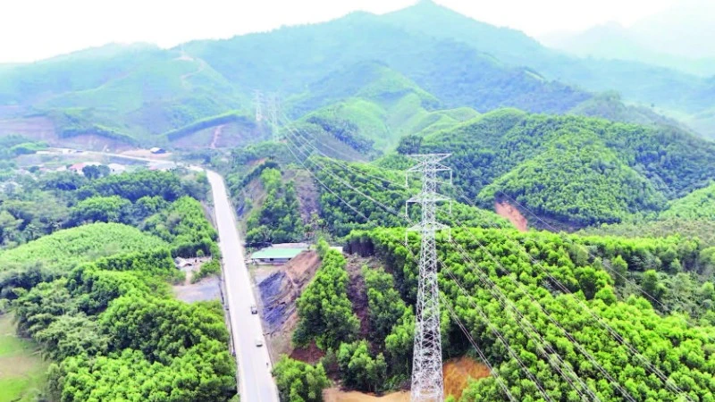 Nhờ sự vào cuộc tích cực của chính quyền các cấp và sự đồng tình, ủng hộ của người dân trong công tác giải phóng mặt bằng, dự án đường dây 220 kV Nghĩa Lộ-Việt Trì qua tỉnh Phú Thọ đã cơ bản hoàn thành.