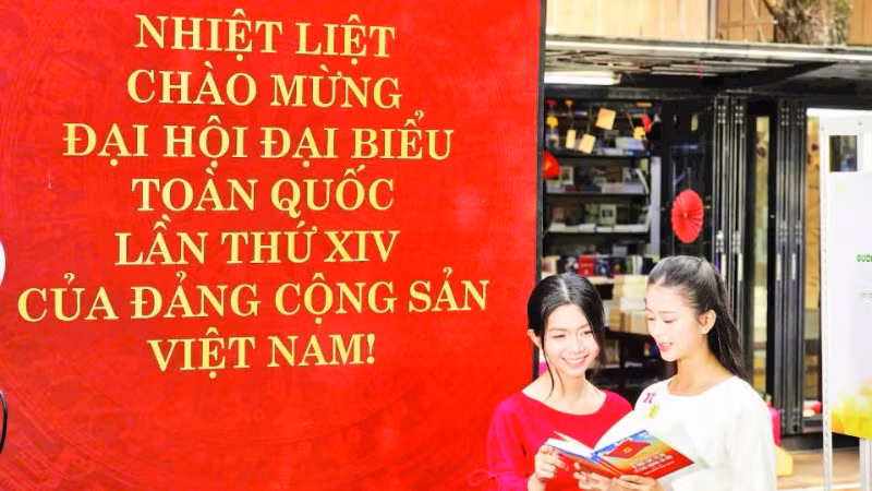 Đường Sách Thành phố Hồ Chí Minh được trang trí trang trọng chào mừng Đại hội Đảng toàn quốc lần thứ XIV. (Ảnh QUỲNH MY)
