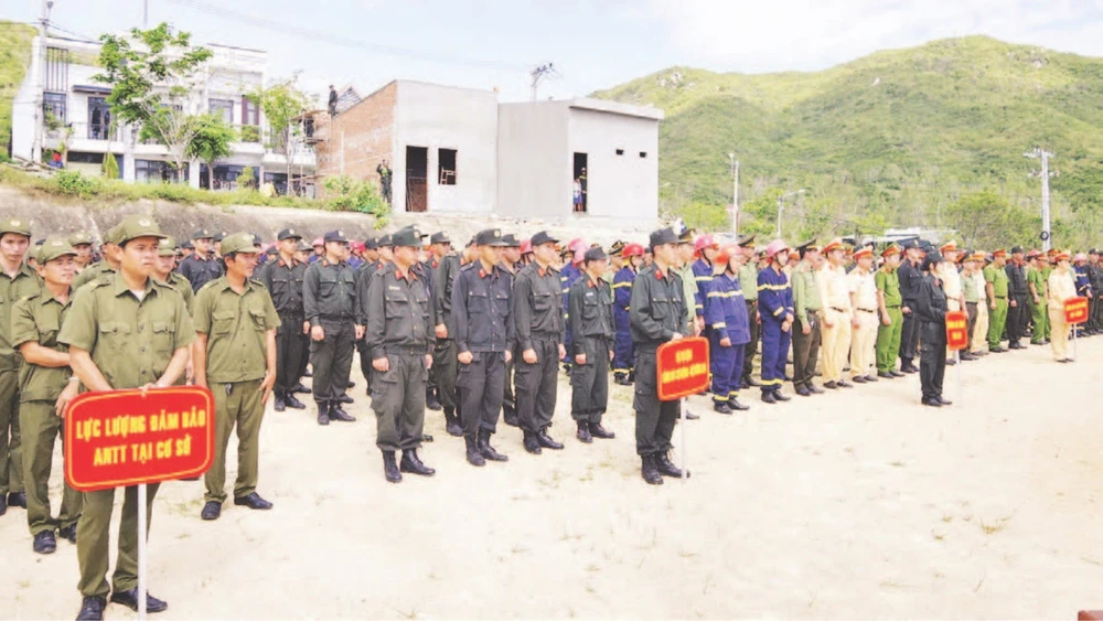 Các lực lượng trực tiếp tham gia chiến dịch “Xung kích thần tốc Quang Trung”. (Ảnh LƯƠNG TÙNG)