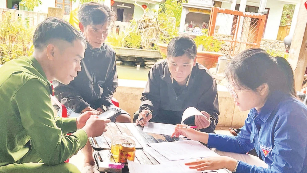 Tổ lưu động thu thập thông tin về đất đai phường Hải Vân triển khai chiến dịch.