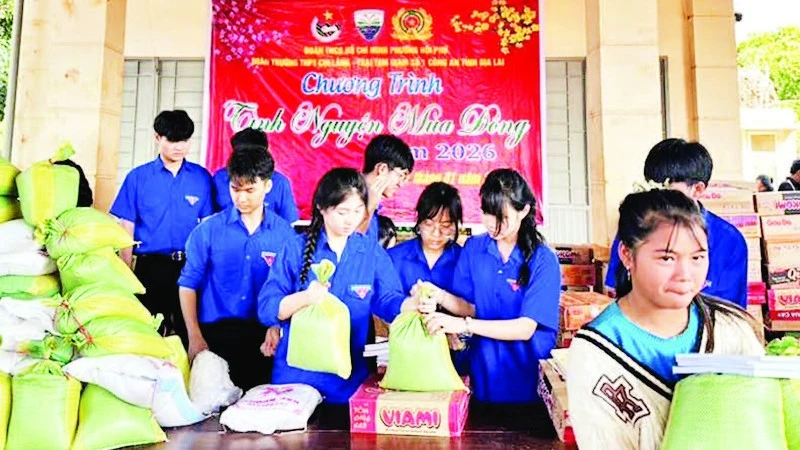 Những phần quà Tết giá trị vật chất không lớn nhưng là nguồn động viên lớn đối với đồng bào còn đang khó khăn.