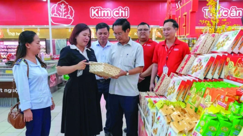 Đoàn công tác của Sở Công thương thành phố Cần Thơ kiểm tra tình hình chuẩn bị hàng hóa phục vụ Tết Nguyên đán Bính Ngọ 2026 tại các hệ thống bán lẻ lớn trên địa bàn thành phố. (Ảnh LIÊM THANH)