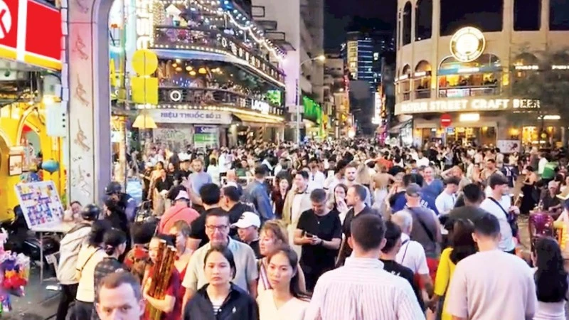 Khu phố đi bộ Bùi Viện tại Thành phố Hồ Chí Minh nhộn nhịp du khách mỗi đêm. (Ảnh TÙNG ANH)