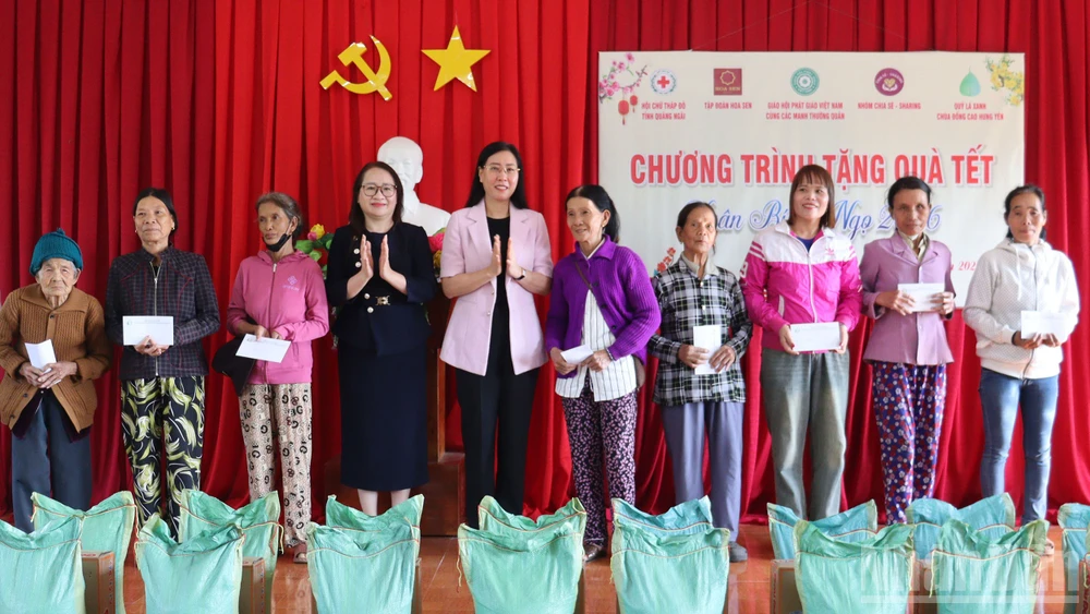 Đồng chí Bùi Thị Quỳnh Vân, Ủy viên Trung ương Đảng, Phó Trưởng Ban Tổ chức Trung ương trao quà Tết cho hộ nghèo, cận nghèo, hộ có hoàn cảnh khó khăn, hộ bị thiệt hại do thiên tai ở xã Bình Minh.