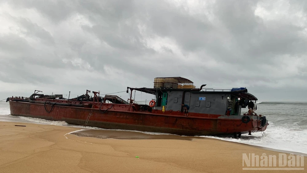 Tàu hàng số hiệu HY 0459 bị mắc cạn tại khu vực bờ biển phường Đức Phổ, tỉnh Quảng Ngãi. 