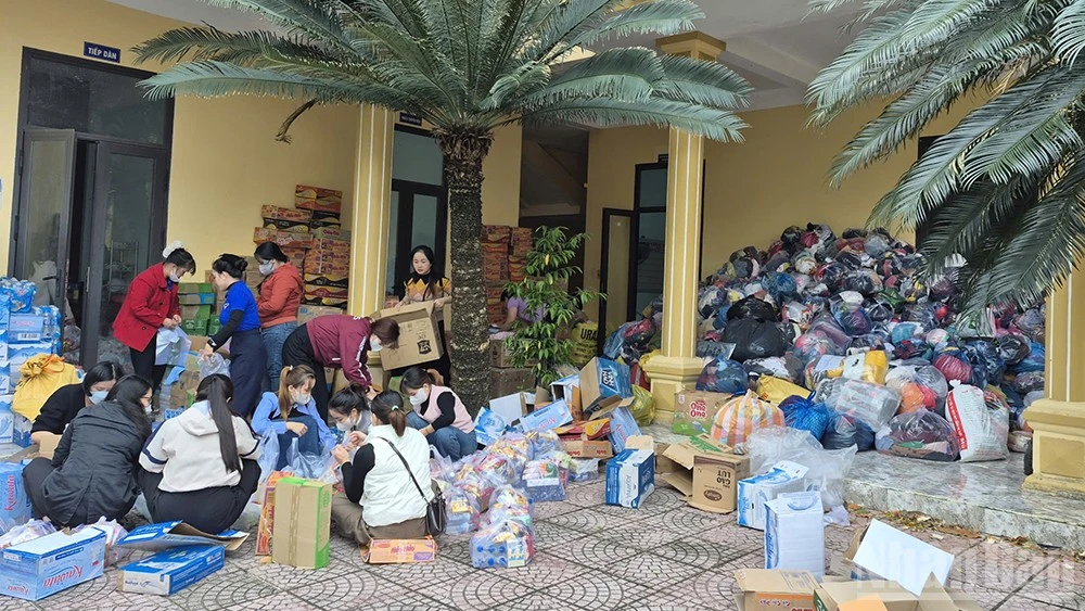 Người dân Quảng Ngãi chung tay góp sức vì đồng bào vùng lũ miền trung. 